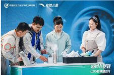 安踏儿童追风8跑鞋x百老汇《气体秀》，演绎0.05秒疾速透气